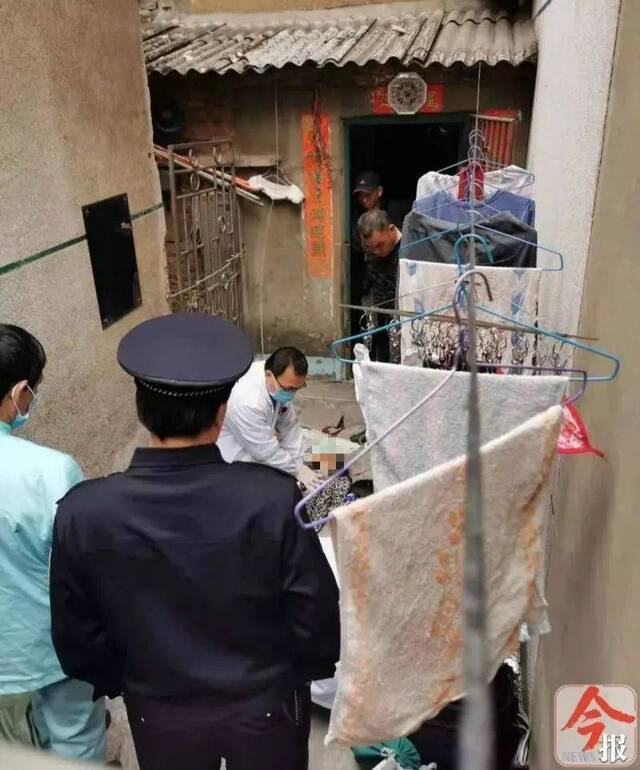 女子擦玻璃坠亡 儿子跑出来发现只留下一只鞋(图)