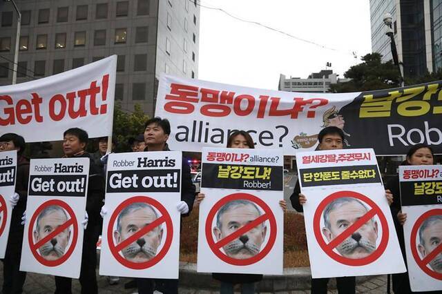 去年11月，首尔美国大使馆附近抗议哈里斯的活动图源：《纽约时报》