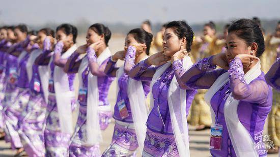 △当地艺术家在机场表演缅甸传统歌舞。