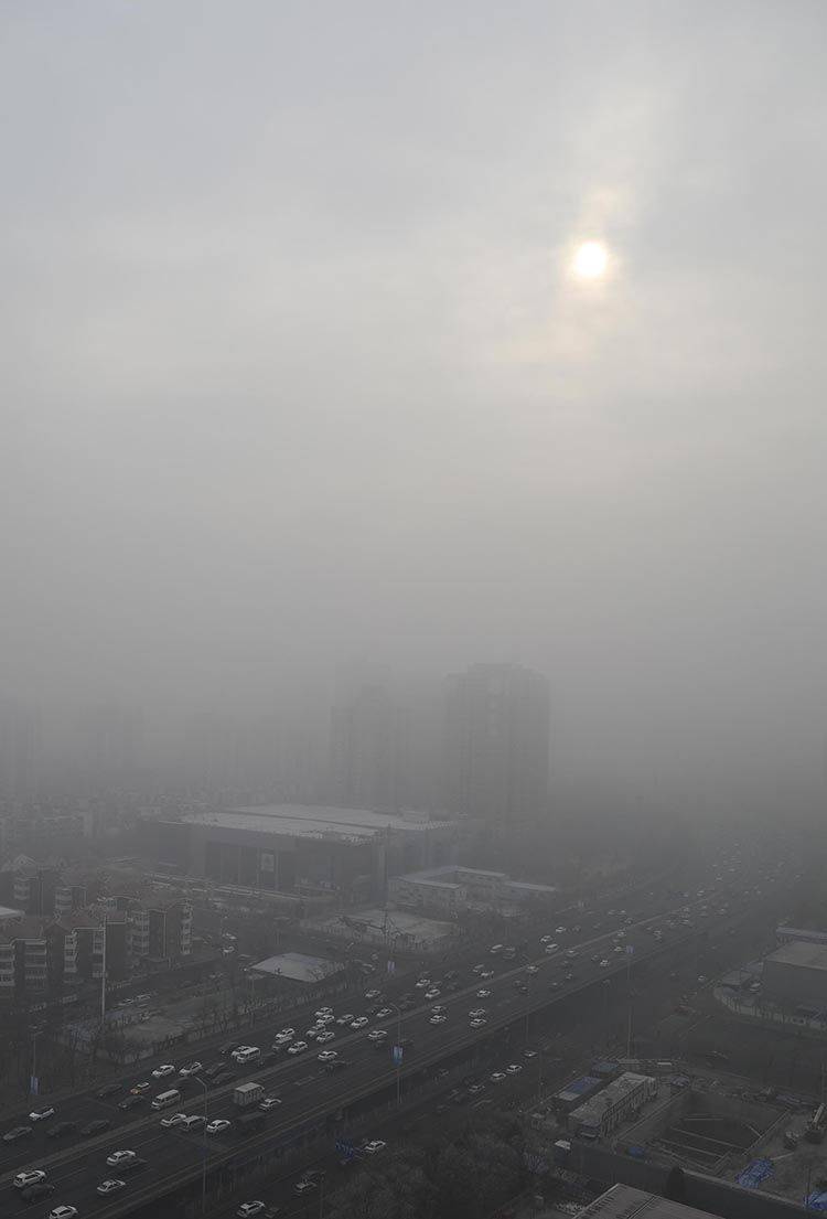 北京部分地区大雾橙色预警 市民外出需防护