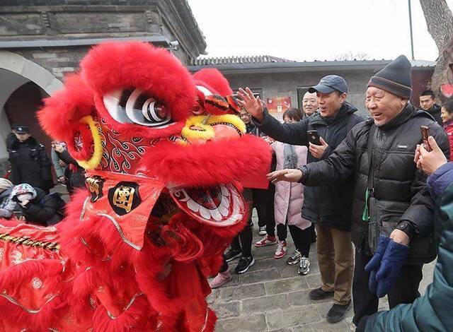 社区职工提前“过年” 智化寺里上演新春游园会