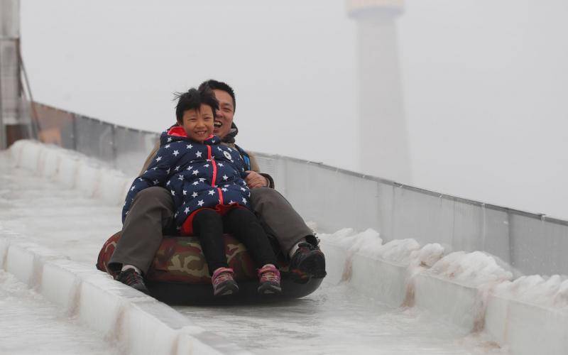 玉渊潭公园冰场重新开放 游客“打卡”体验双道冰滑梯