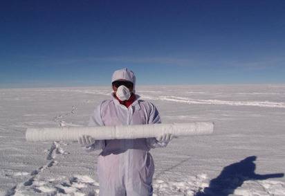△2005年中国南极科考队在南极大陆钻取的冰芯
