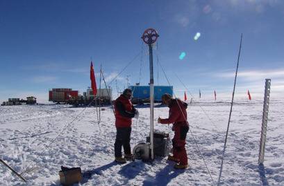 △中国南极考察队员正在钻取冰芯