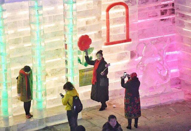 “冰墩墩”、“雪容融”冰雕亮相 龙庆峡冰灯艺术节开幕