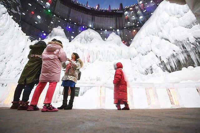 “冰墩墩”、“雪容融”冰雕亮相 龙庆峡冰灯艺术节开幕