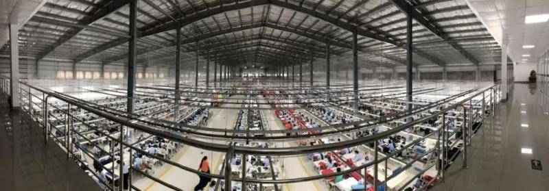 ▲2017年底，中缅企业在仰光建设的服装工业园正式投产，为当地创造约7500个就业岗位。图为工业园区车间场景。