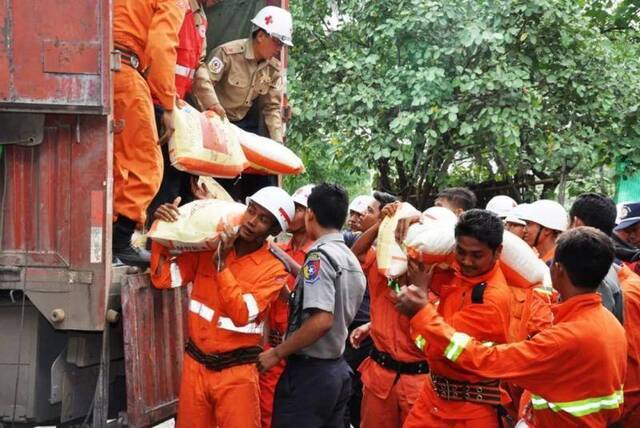 ▲2015年8月7日，云南省政府向缅甸灾民捐赠的救灾物资运抵曼德勒。持续降雨导致缅甸14个省邦中的12个省邦遭受不同程度水灾。