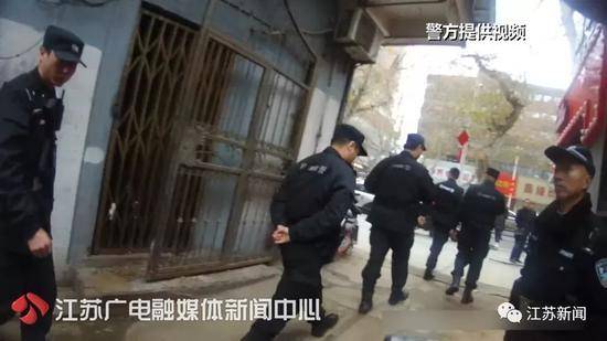 院子里发现血淋淋的人腿和人手 大批警察到场勘察