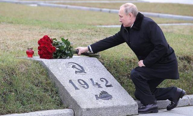  18日，圣彼得堡皮斯卡廖夫公墓，普京向其哥哥墓碑献花