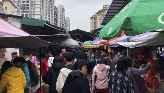 超震撼！细村市场都是人人人人人人！