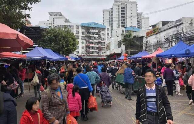 超震撼！细村市场都是人人人人人人！