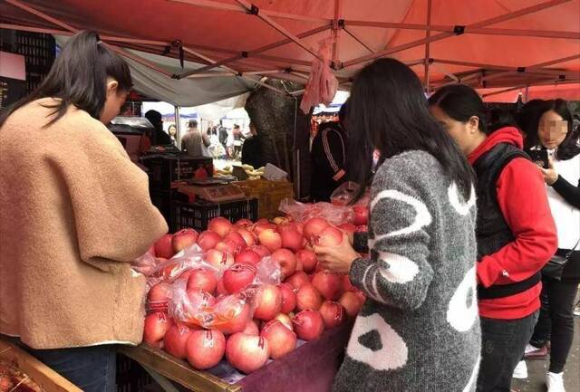 超震撼！细村市场都是人人人人人人！