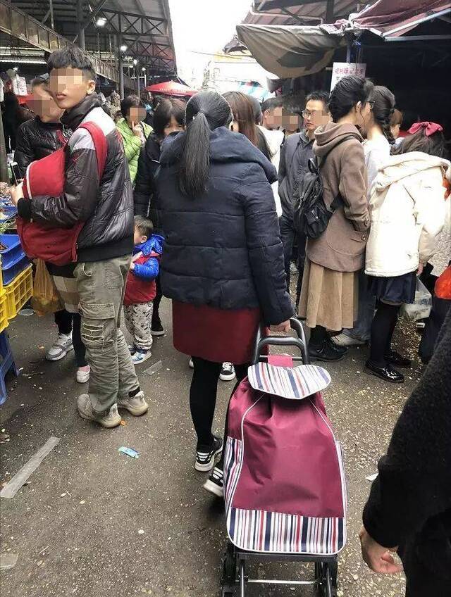 超震撼！细村市场都是人人人人人人！