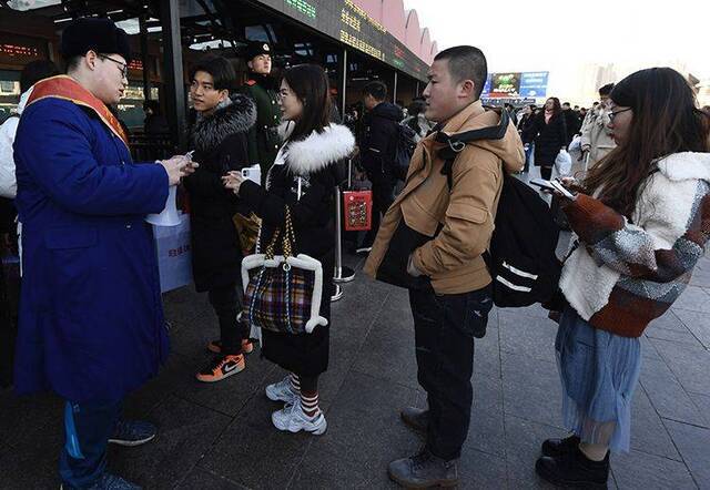 大寒民警保出行平安 春运十天客流破亿