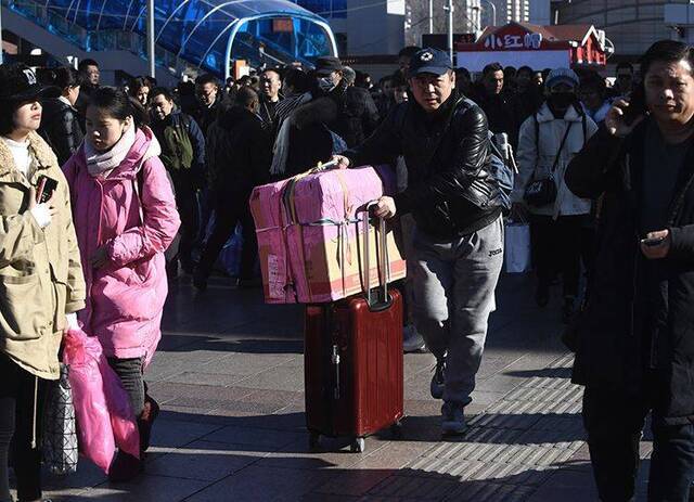 大寒民警保出行平安 春运十天客流破亿