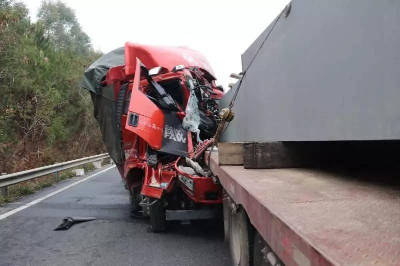 东莞交警通报！春运高速上出车祸，粤S小车5人死亡！