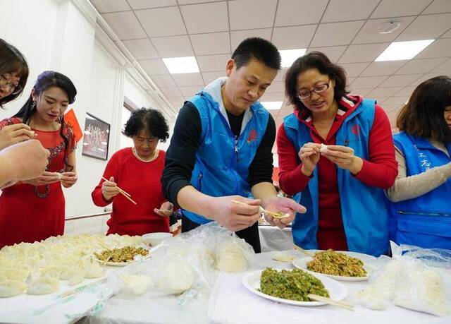 包饺子 送福字 安贞街道外来务工人员在京过大年