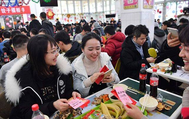 吃饺子 领压岁钱 邮电大学春节留校生“提前过年”