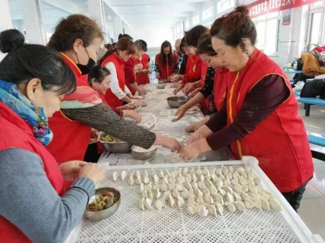 东北300人包2万个饺子放地上速冻 网友却说暖化了