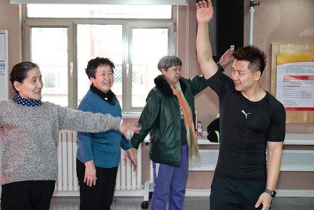 奥运冠军当教练 陈一冰给居民上“健身课”