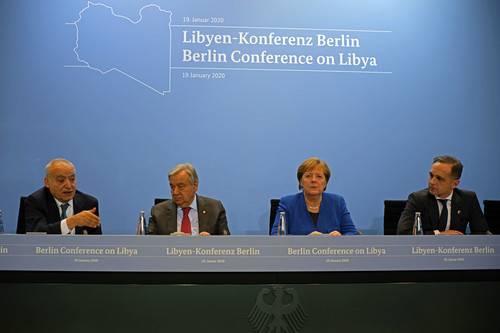 1月19日，在德国柏林，联合国秘书长利比亚问题特别代表萨拉姆、联合国秘书长古特雷斯、德国总理默克尔和德国外长马斯（从左至右）在利比亚问题柏林峰会闭幕后召开新闻发布会。新华社记者王勍摄