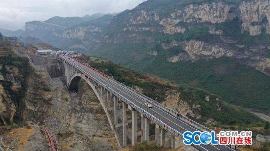 新春走基层：通车啦 刚刚鸡鸣三省大桥正式通车