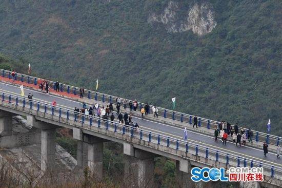 新春走基层：通车啦 刚刚鸡鸣三省大桥正式通车