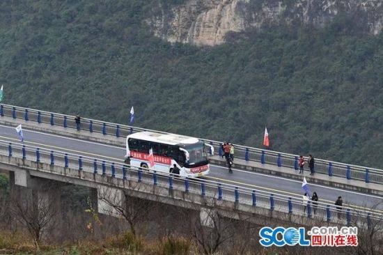 新春走基层：通车啦 刚刚鸡鸣三省大桥正式通车