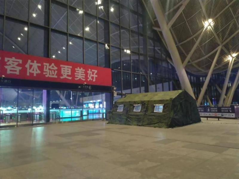 1月19日夜晚，武汉高铁站东侧入口处设置了一处预检点。新京报记者海阳摄
