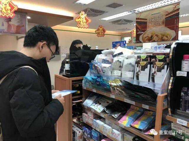 今日上午，北京南站便利店内，一位男士正在挑选口罩。新京报记者张静姝摄