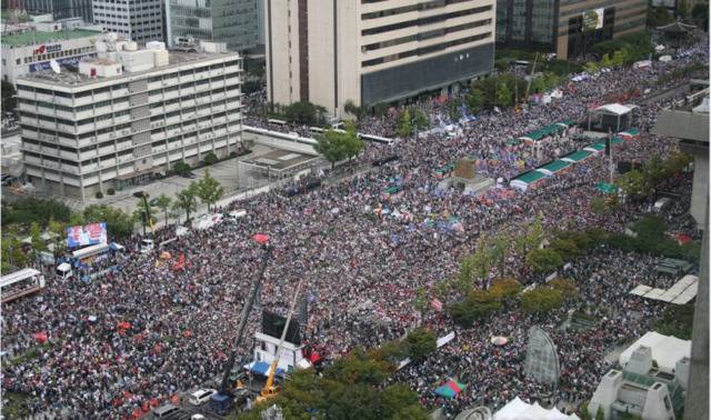 去年10月3日，首尔光化门广场，韩国多个在野党和保守团体举行集会要求时任法务部长曹国辞职。