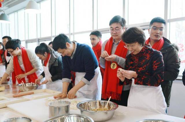 北航为留校师生举办团圆宴，校长秒变“擀皮能手”