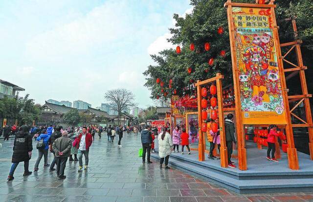 鲜花灯笼剪纸 蓉城街头年味浓