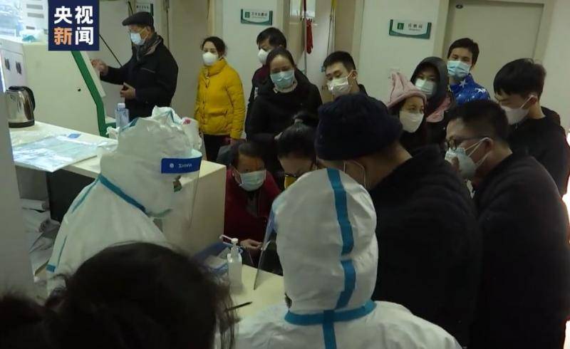 7层防护下 记者探访武汉肺炎隔离区带回现场画面