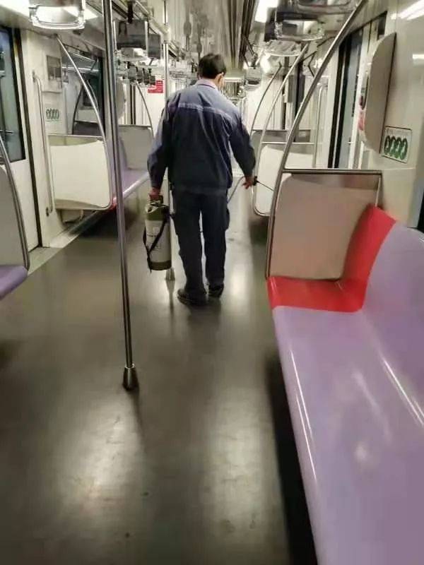 上海地铁对列车车厢等紧急消毒