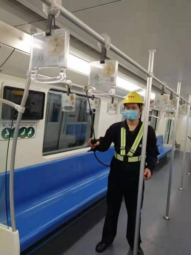 上海地铁对列车车厢等紧急消毒