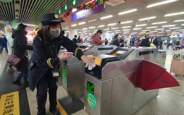 北京地铁多种举措做好疫情防控 安检设备每小时消毒一次