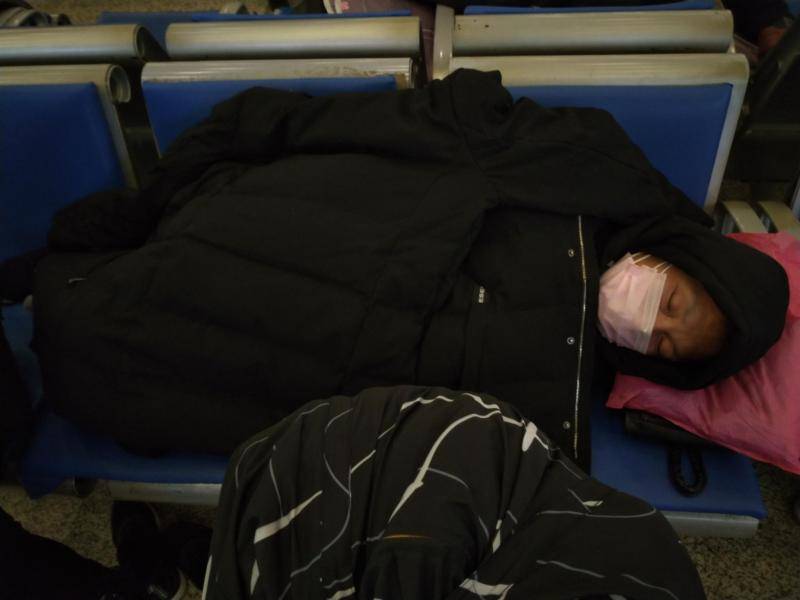 一位候车站内的旅客和衣而睡。新京报记者海阳摄