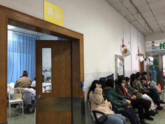 一层输液室外标有“黄区”指示牌。新京报记者向凯摄