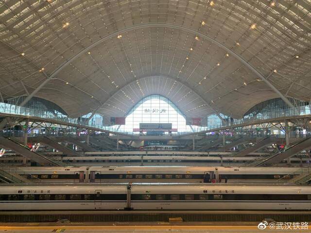武汉铁路：22日武汉站等3站共发送旅客29.96万人