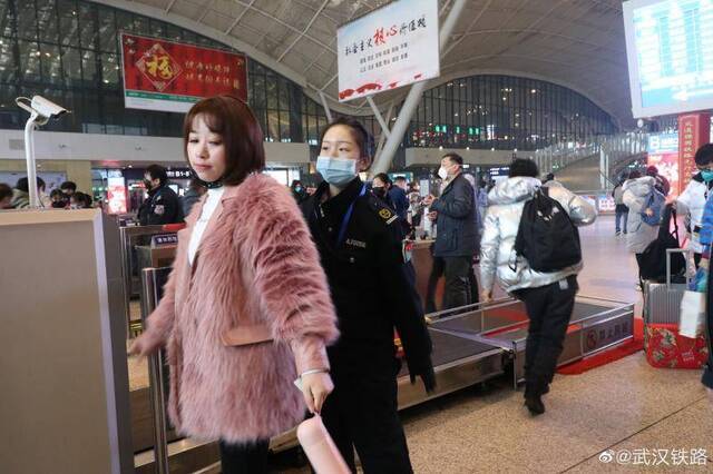 武汉铁路：22日武汉站等3站共发送旅客29.96万人