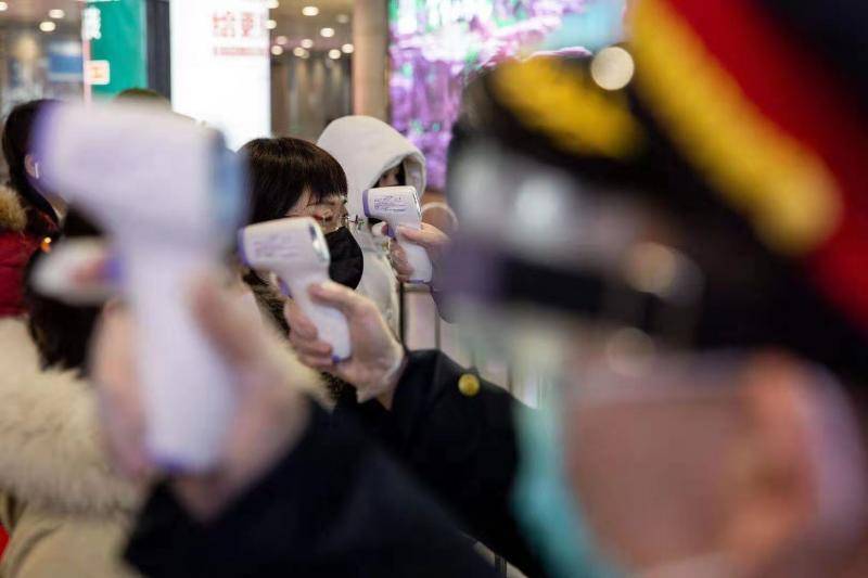 探访北京西站测温区：工作人员口罩、护目镜和手套全戴了