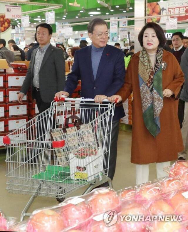 文在寅夫妇访问农水产品流通中心:推购物车买草莓