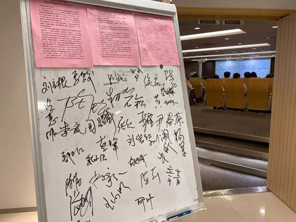3小时4百多签名 上海医务人员自愿请战上抗疫一线