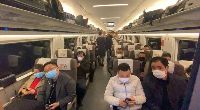 抗击新型肺炎丨武汉旅客连夜出城，列车上全员佩戴口罩