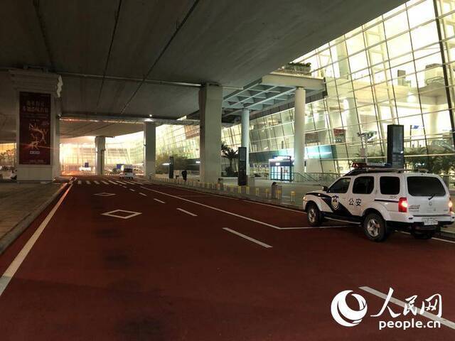 入港道路全部封闭后的天河机场到达口。人民网记者崔东摄