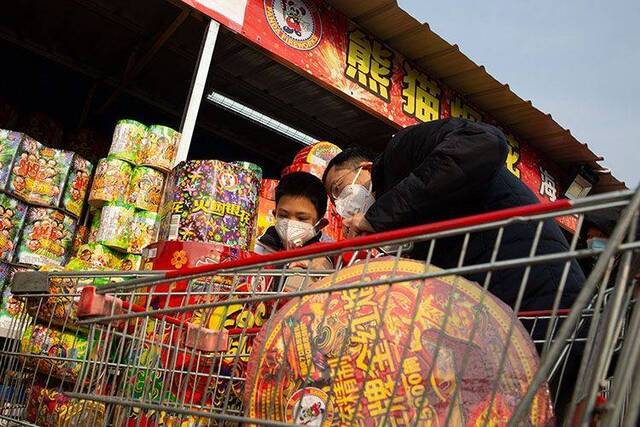 除夕烟花销售火爆 国庆、鼠年元素烟花热销