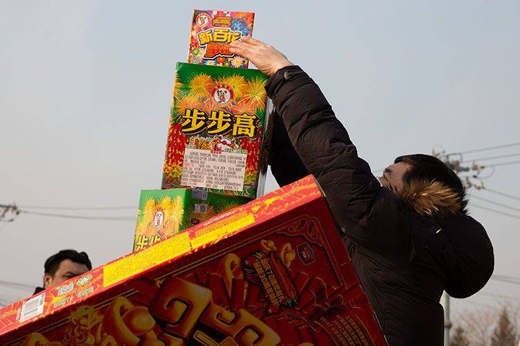 除夕烟花销售火爆 国庆、鼠年元素烟花热销