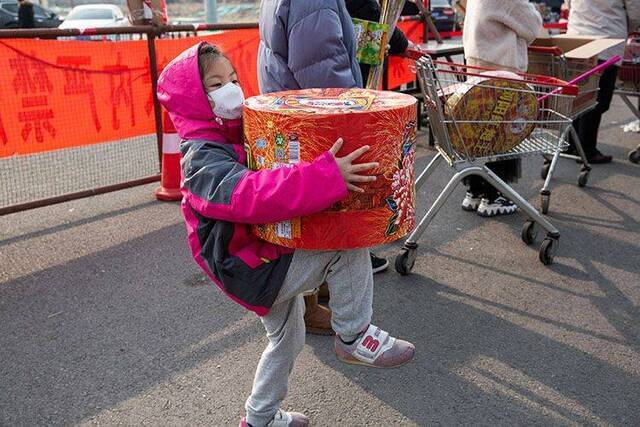 除夕烟花销售火爆 国庆、鼠年元素烟花热销